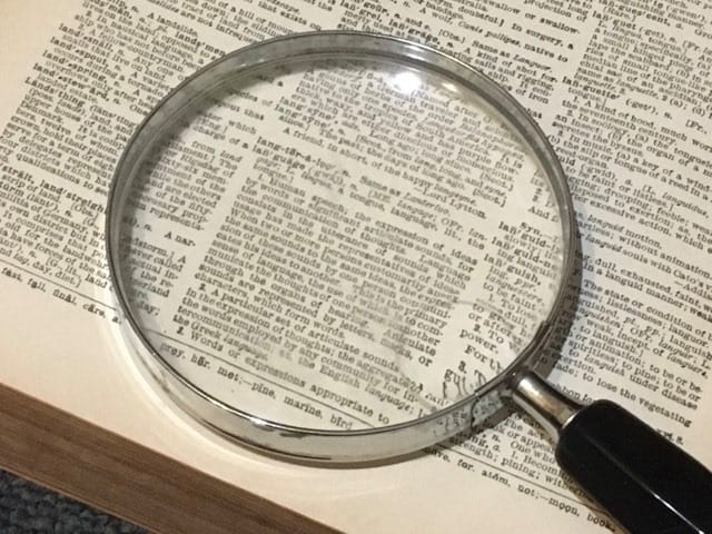 Magnifying_glass_on_the_page_of_a_book